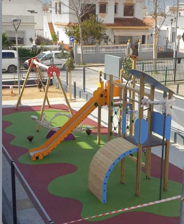 Nueva zona de juegos cubierta y vallada en Chipiona