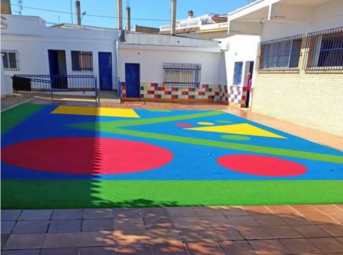 Nuevo pavimento de caucho en el patio del colegio en Puerto Serrano