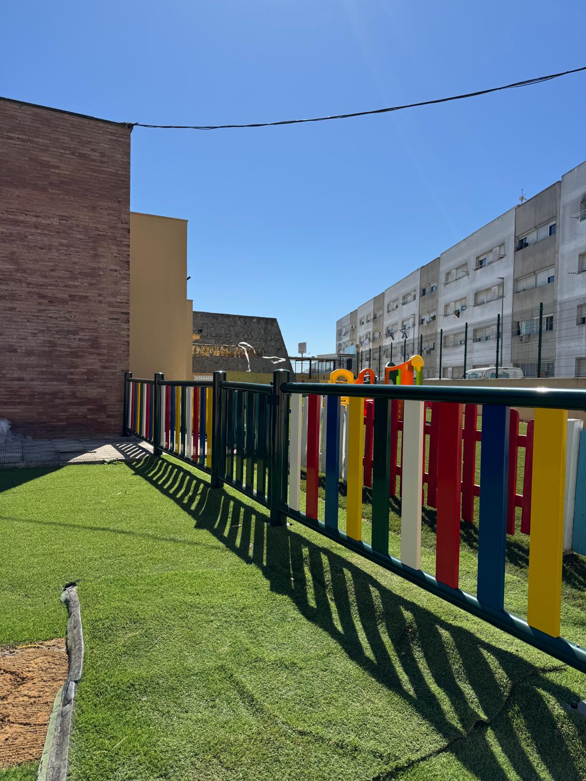 Instalaci&oacute;n de vallas met&aacute;licas de colores en Sanl&uacute;car de Barrameda