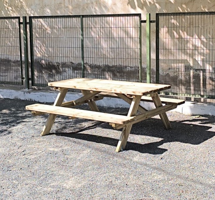 Mesas de madera para exterior en Alic&uacute;n de Ortega