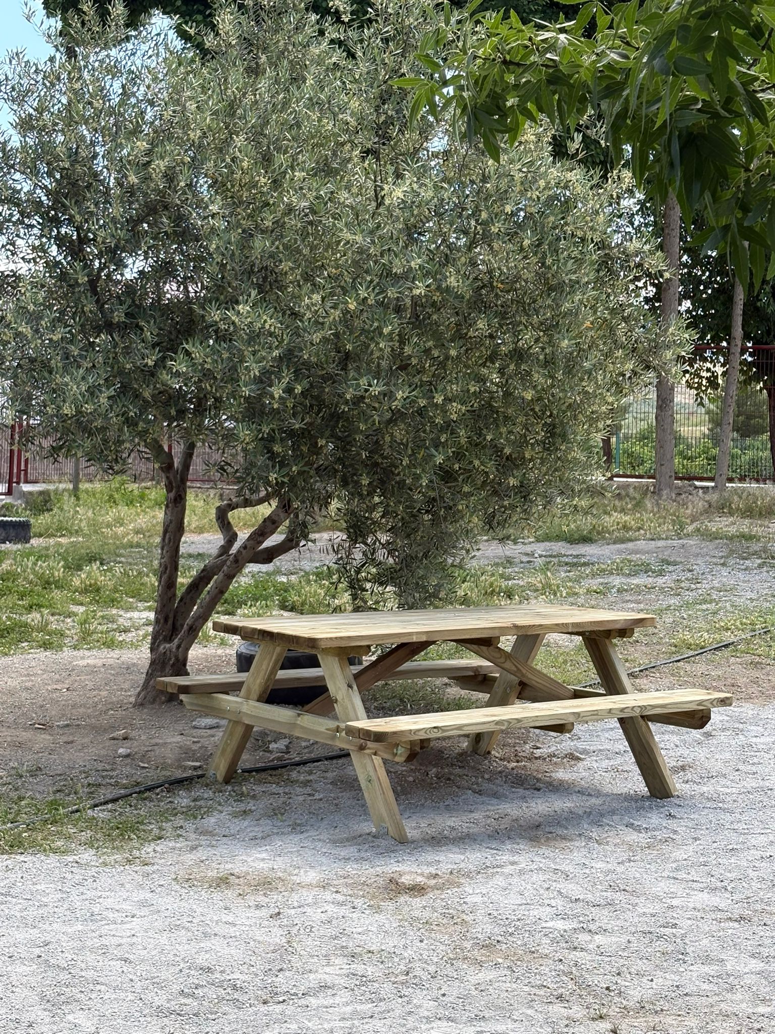 Mesas de madera para exterior en Dehesas de Guadix