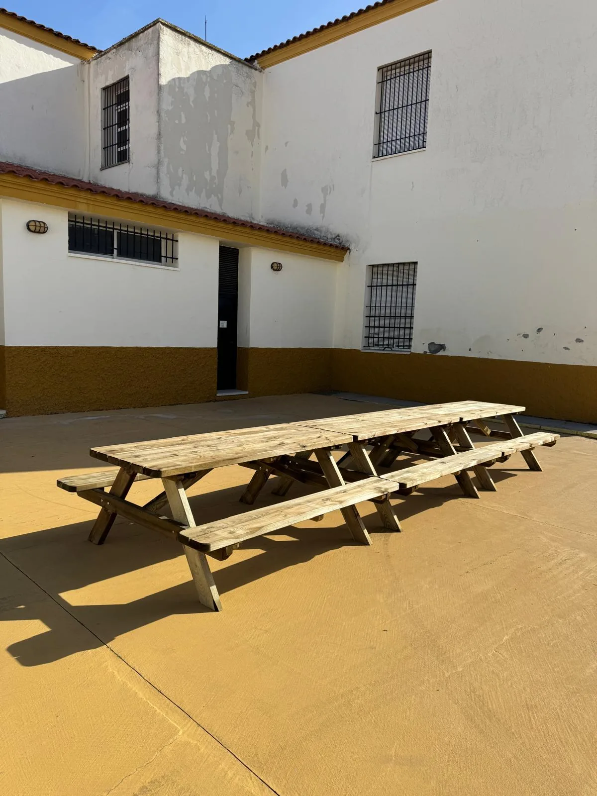 Mesas de madera para exterior en el Colegio El Berrocal
