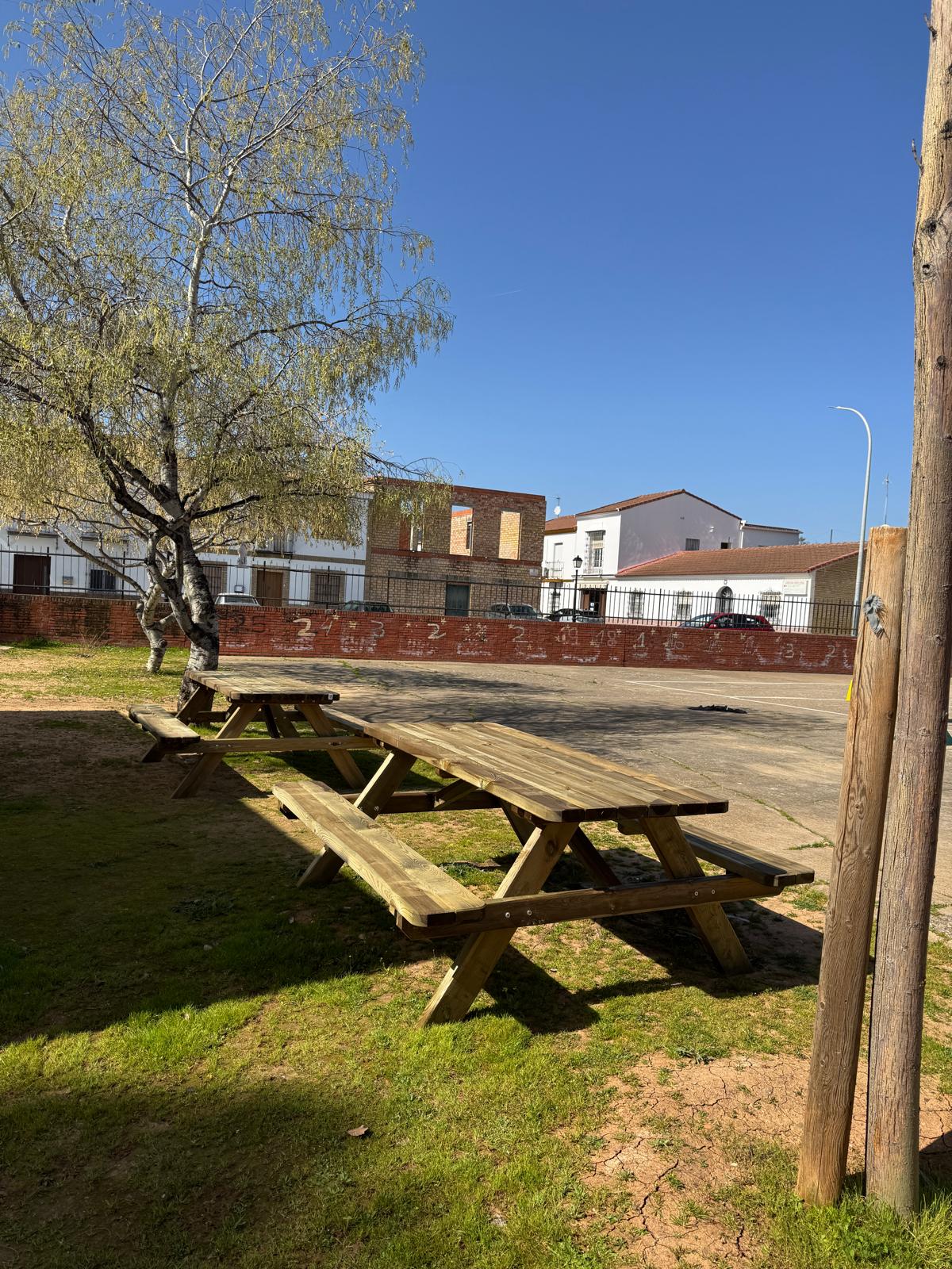 Mesas de madera para exterior en el CEIP Fernando Feliú